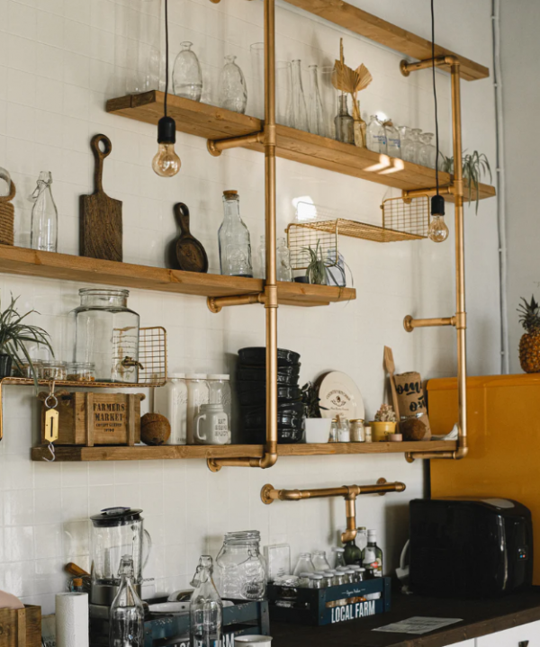 Pemanfaatan rak terbuka untuk menampilkan koleksi barang hiasan yang menarik